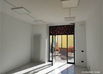 ROVERETO CENTRO  NEGOZIO CON VETRINA FRONTE STRA